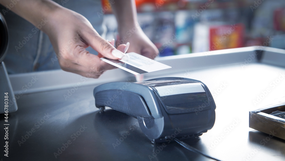 Fototapeta premium Customer making payment using credit card in a supermarket.