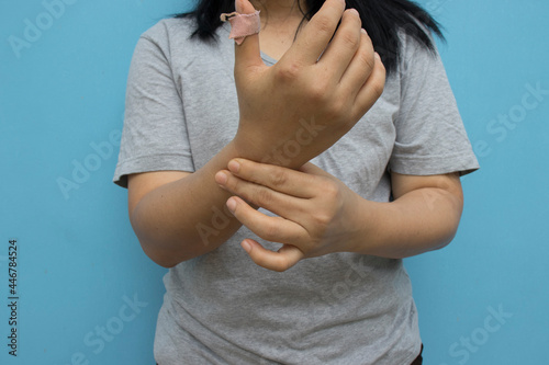 women hurt their hands from work. concept Guillain barre syndrome. photo