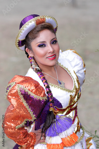 Bolivianerin iaus La Paz n traditioneller Tracht des Caporal-Tanzes. photo