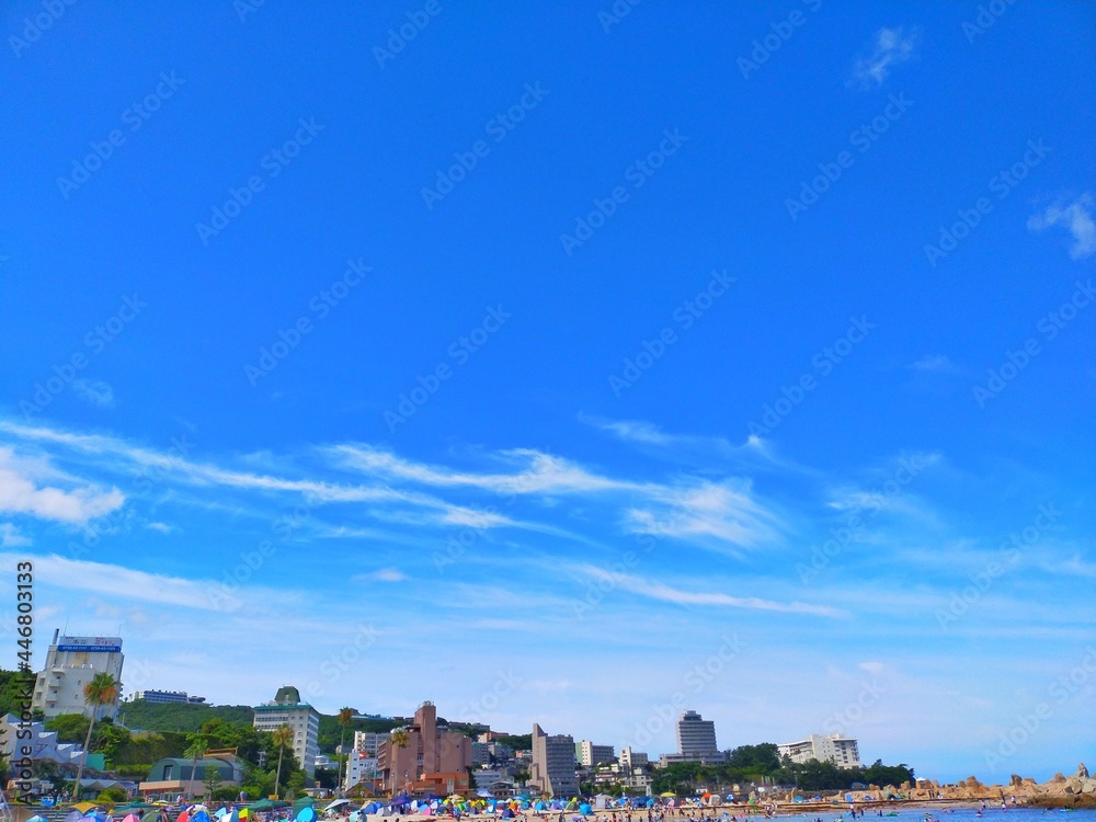 アジアの観光地、日本にある和歌山県白浜町の海水浴場白良浜の青空と白い砂浜と水平線がある、夏休みのリゾート風景（コピースペースあり）