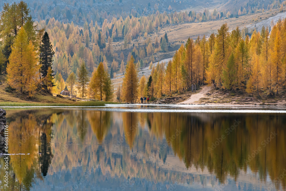 Lago de Federa, no outono, está localizado na Cortina D'Ampezzo, nas Dolomitas, Itália, Europa. As imagens são verdadeiros cartões postais.