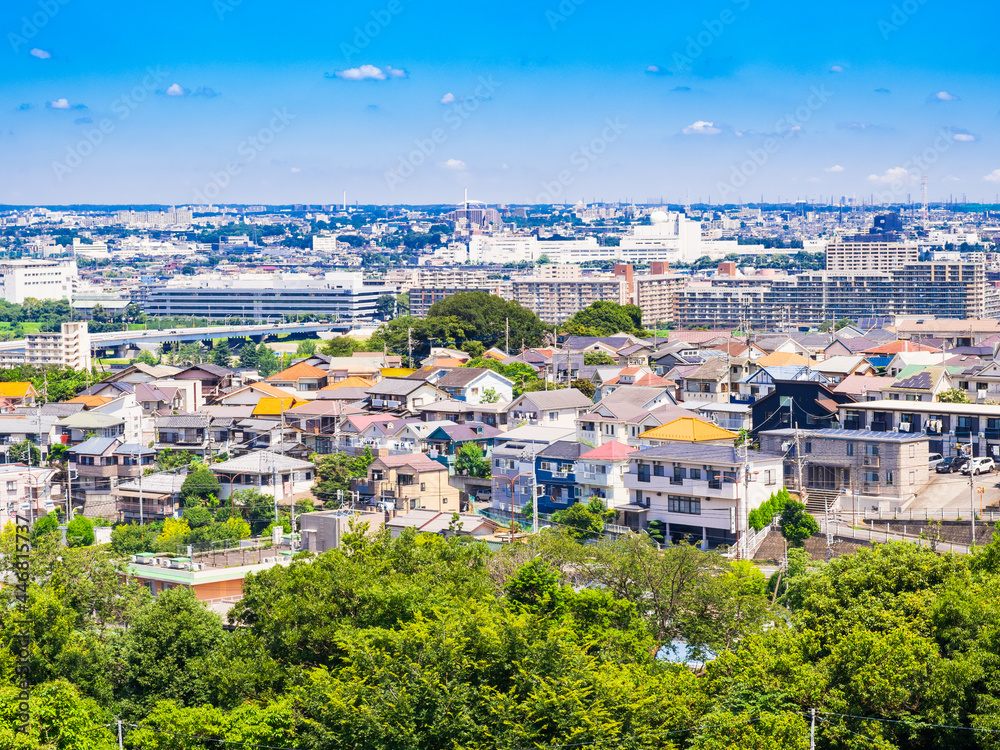 青空が広がる郊外の住宅地　東京