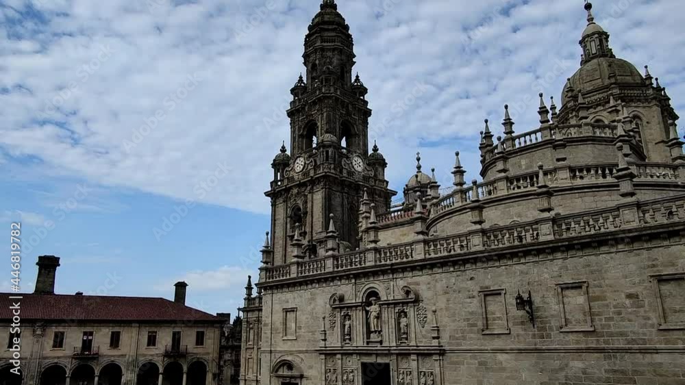 Catedral gótica y barroca de Santiago de Compostela y plaza de Quintana con edificios emblemáticos, España Catedral gótica y barroca de Santiago de Compostela y plaza de Quintana con edificios emblemáticos, España