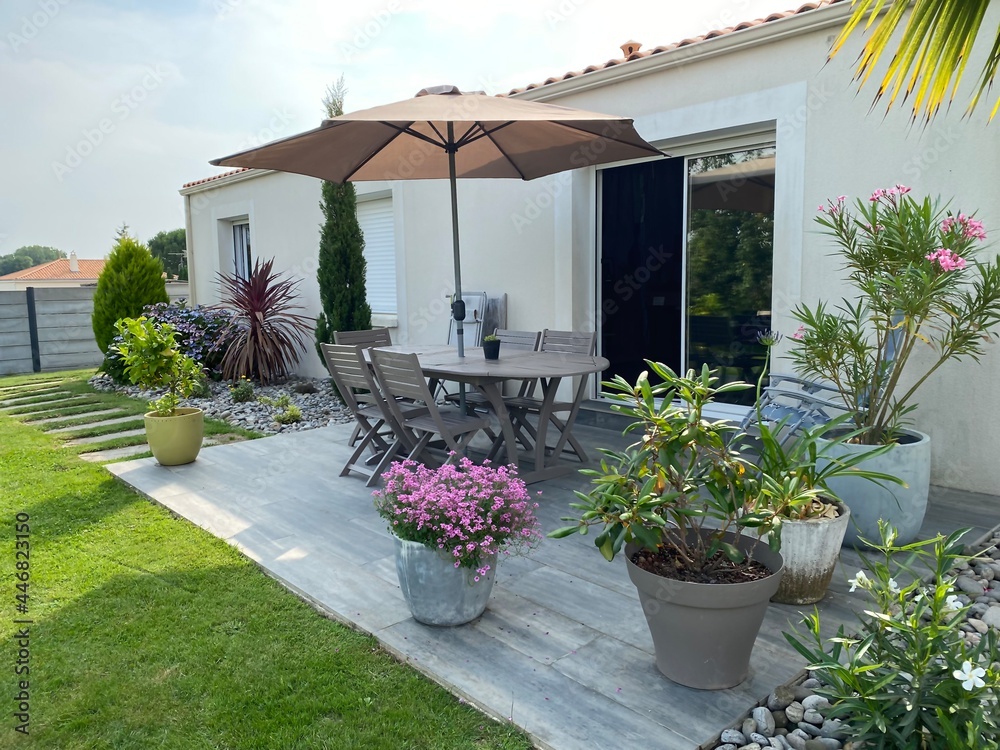 parasol en terrasse de jardin en été Stock Photo | Adobe Stock