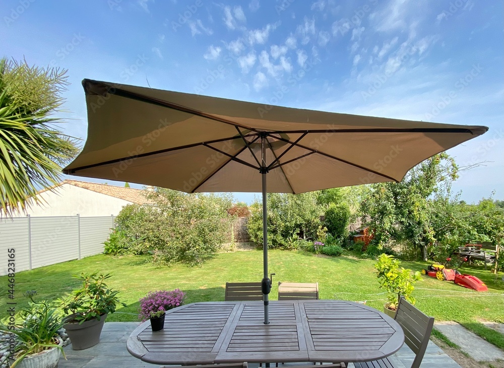 parasol en terrasse de jardin en été - obrazy, fototapety, plakaty 