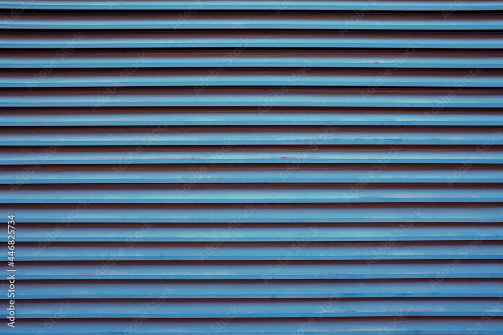 Obraz premium Old blue retro shutters with red shades