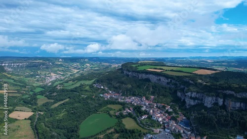 Roquefort Aveyron. Village de France. Fromage. Paysages vert et montagnes. Ciel bleu, pâturages et champs, agriculture.