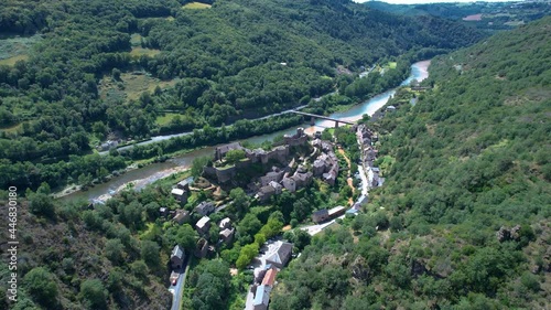 Brousse-le-Château en Aveyron. Village de France. Château datant du Moyen Âge. Paysage verdoyant et montagne avec rivière.