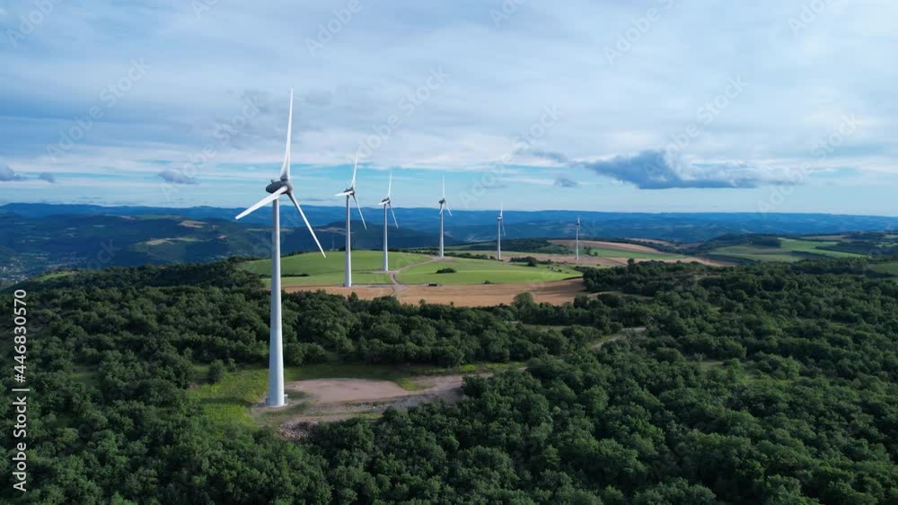 Grandes éoliennes dans la région de l'Aveyron en Languedoc Roussillon, Occitanie. Ciel bleu en fin d'après-midi. Nature, écologie et énergies alternatives. Grandes éoliennes dans la région de l'Aveyron en Languedoc Roussillon, Occitanie. Ciel bleu en fin d'après-midi. Nature, écologie et énergies alternatives.