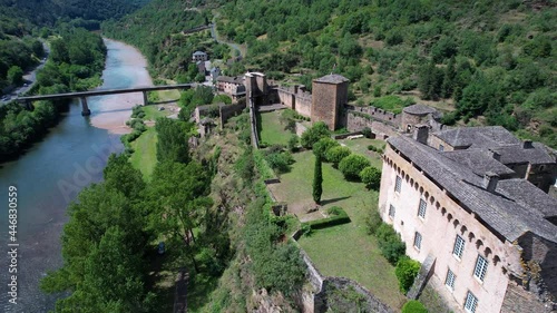 Brousse-le-Château en Aveyron. Village de France. Château datant du Moyen Âge. Paysage verdoyant et montagne avec rivière.
