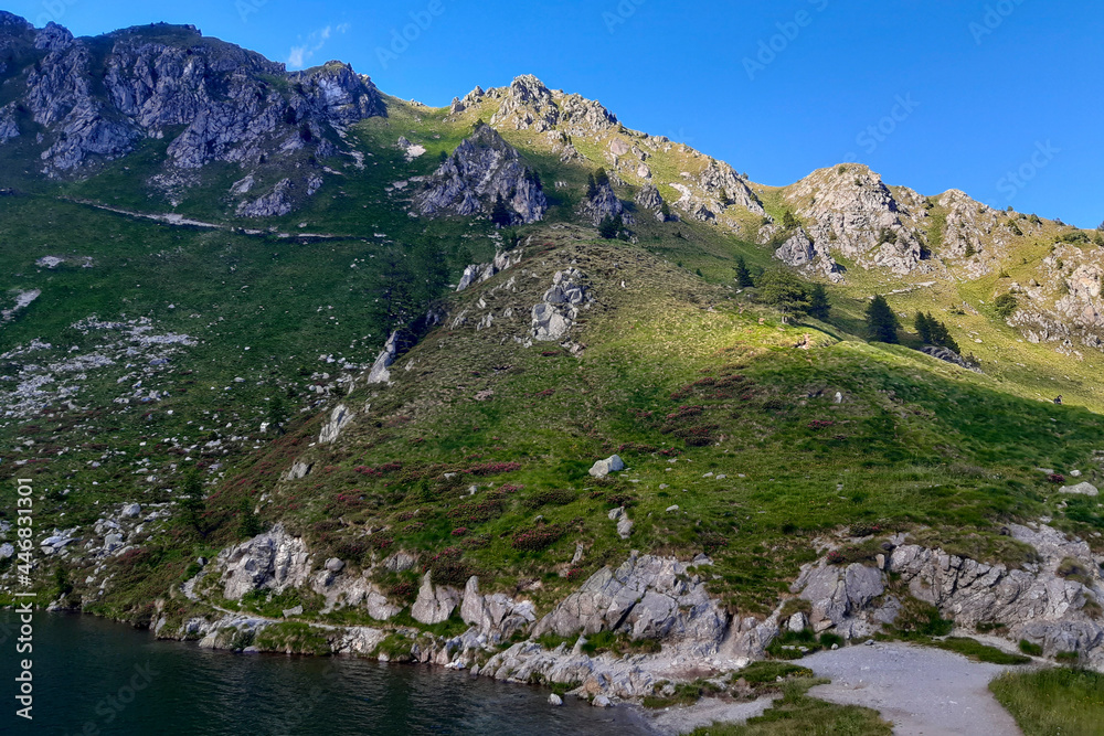 Lago Ritorto e vista panoramica sulle montagne in Trentino, viaggi e paesaggi nel Parco Adamello-Brenta sulle dolomiti in Italia