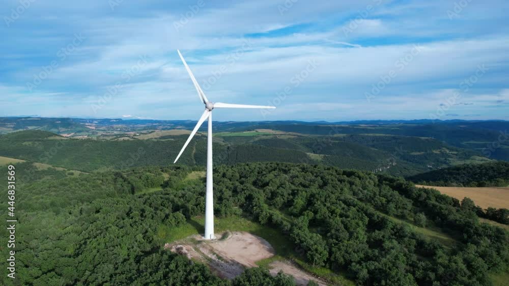 Grandes éoliennes dans la région de l'Aveyron en Languedoc Roussillon, Occitanie. Ciel bleu en fin d'après-midi. Nature, écologie et énergies alternatives. Grandes éoliennes dans la région de l'Aveyron en Languedoc Roussillon, Occitanie. Ciel bleu en fin d'après-midi. Nature, écologie et énergies alternatives.