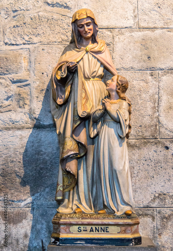 Quadro em tela Statue de Sainte-Anne et la Vierge dans l'église de Mauriac, Cantal, France