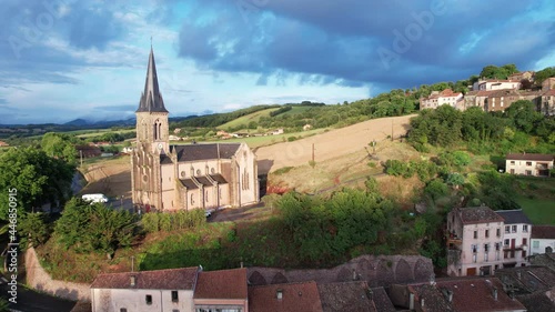 Camarès est un village de France en Aveyron dans la région de l’Occitanie au soleil couchant.
Ancienne église pré-romane. Champs, pâturage, paysages verts, rivières et ciel bleu.