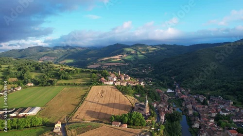 Camarès est un village de France en Aveyron dans la région de l’Occitanie au soleil couchant.
Ancienne église pré-romane. Champs, pâturage, paysages verts, rivières et ciel bleu.