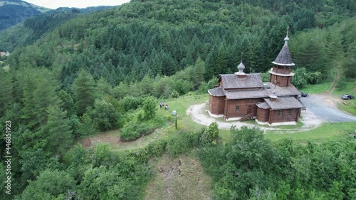 Eglise russe orthodoxe en bois de Sylvanès. En France, dans l’Aveyron en Occitanie. Perdu dans la forêt des Granges de Pessales. Entourée d’arbres et de sapin. Collines.