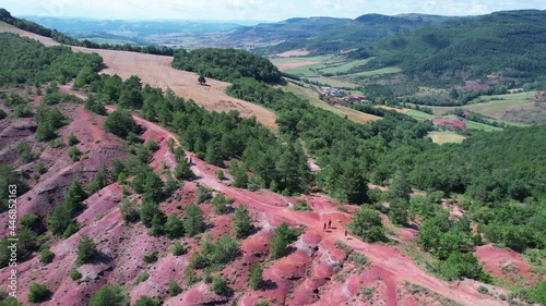 Rougier de Camarès en Aveyron en France. Montagnes et collines rouges d’Occitanie. Forêts, pâturages et champs. Villages de France.