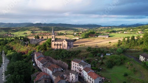 Camarès est un village de France en Aveyron dans la région de l’Occitanie au soleil couchant.
Ancienne église pré-romane. Champs, pâturage, paysages verts, rivières et ciel bleu.