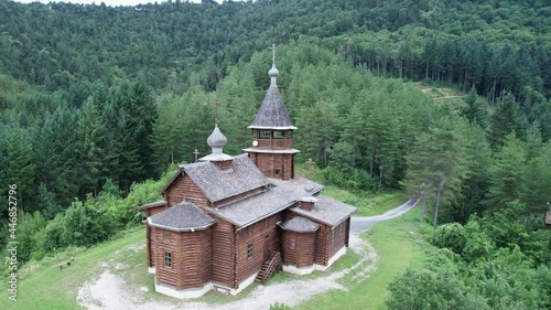 Eglise russe orthodoxe en bois de Sylvanès. En France, dans l’Aveyron en Occitanie. Perdu dans la forêt des Granges de Pessales. Entourée d’arbres et de sapin. Collines.