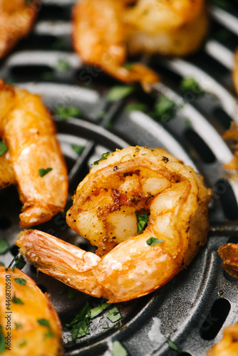 Fotografie Closeup of golden spicy air fried shrimp