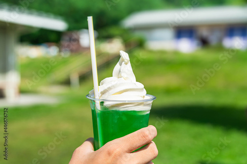 野外で飲むメロンクリームソーダ photo