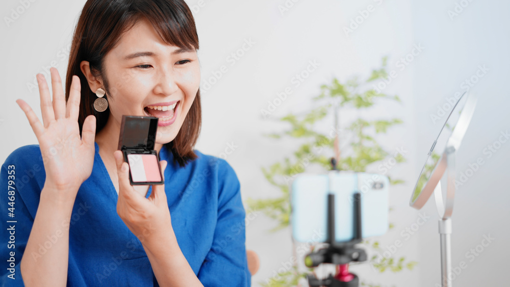 ライブ配信をする女性 ビューティーイメージ ライブ配信をする女性 ビューティーイメージ