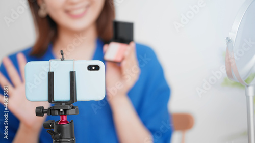Cuadro en lienzo ライブ配信をする女性　ビューティーイメージ