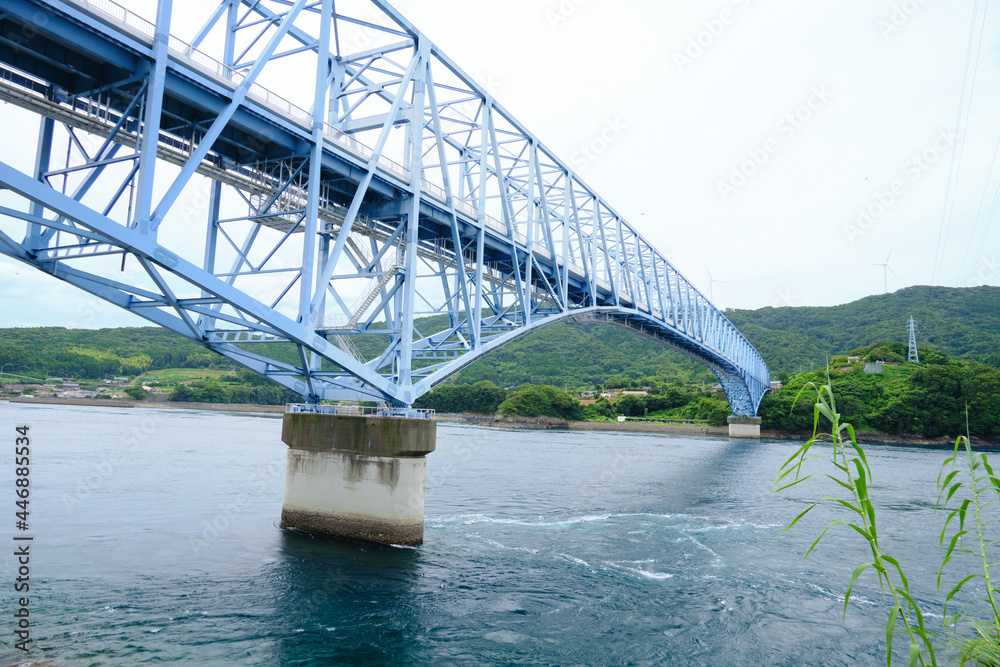 Fototapeta premium 長島の渦が巻く海