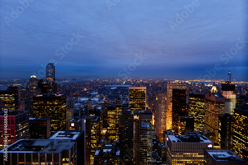 Vista de Manhattan a noite no topo de um prédio
