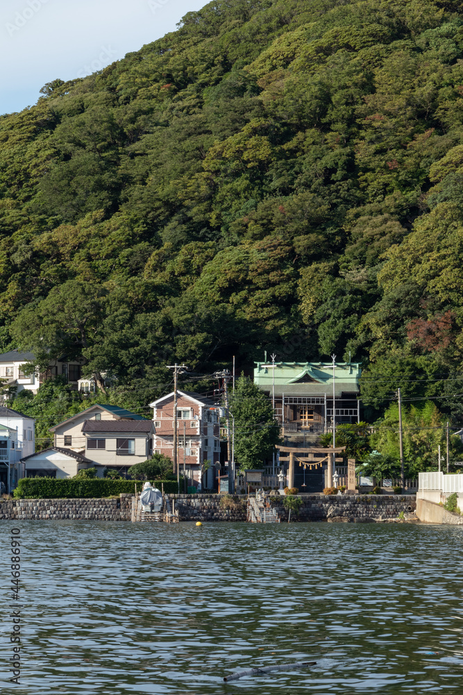 対岸から見た浦賀の東叶神社