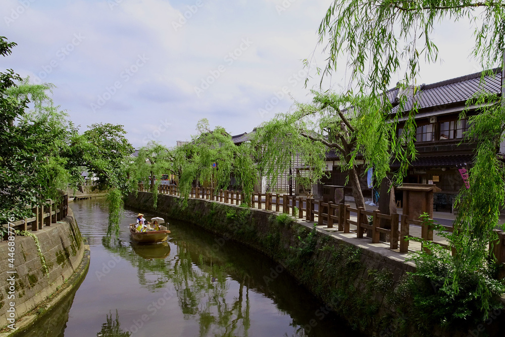 Fototapeta premium [小江戸さわら舟めぐり] Willows and old townscapes along the Ono River / Sawara, Katori City, Chiba Prefecture, Japan