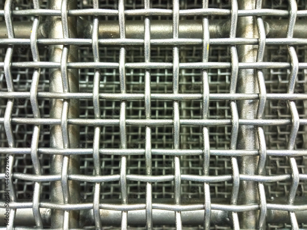 Metal mesh made of large and thin rods with a square cell