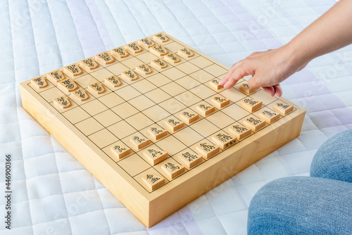 将棋を指す女性、対局開始初手２六歩