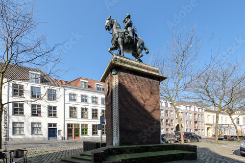 Het Monument van koning-stadhouder Willem III  (1921)  op het Kasteelplein in de binnenstad van Breda || The Monument of King-Stadtholder Willem III (1921) on the Kasteelplein in the center of Breda
