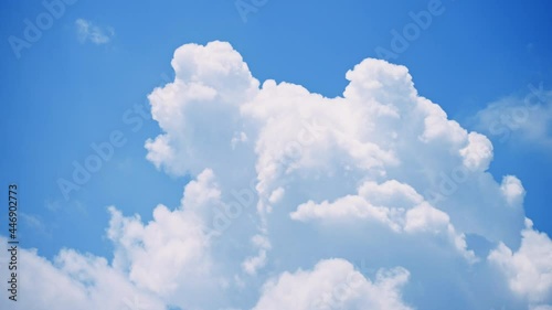 真っ青な夏空に浮かぶ積乱雲 4K UHD