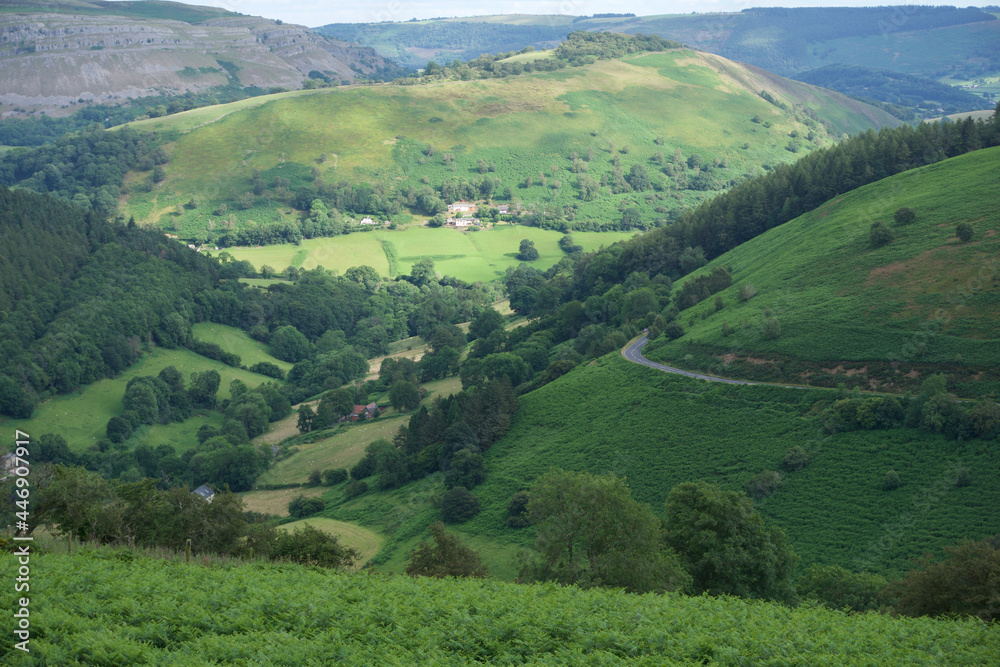 Obraz premium views across horseshoe pass in Wales 