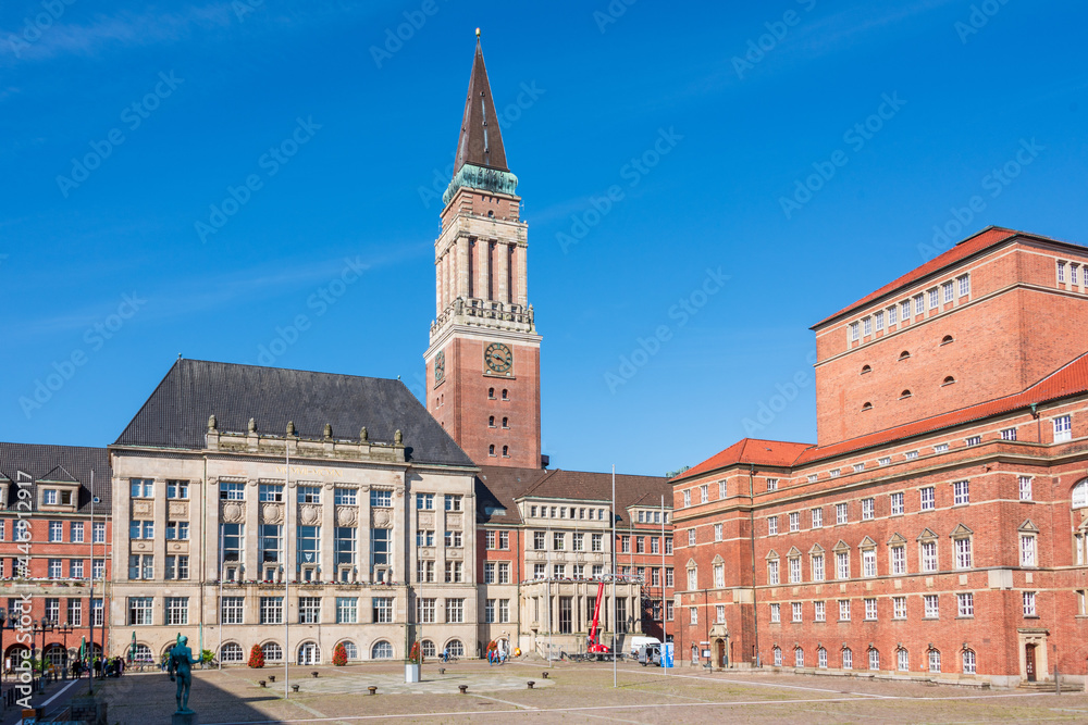 Kiel, Himmlische Ruhe am Rathausplatz mit Rathaus und Opernhaus früh am  Morgen