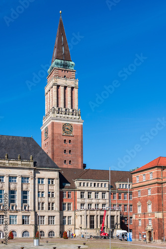 Kiel, Himmlische Ruhe am Rathausplatz mit Rathaus und Opernhaus früh am Morgen