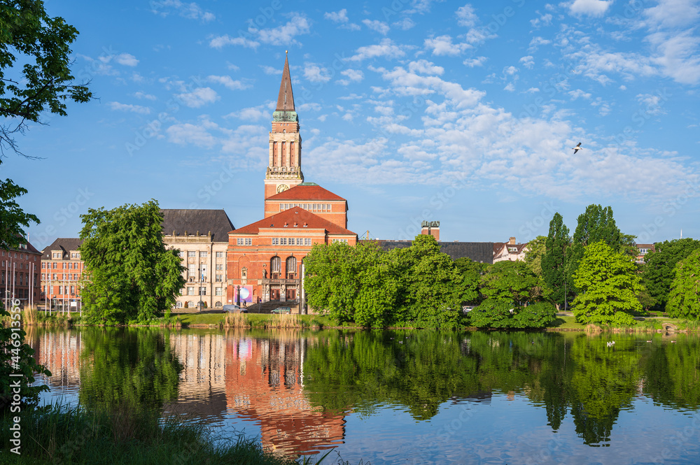 Im Zentrum Kiels die Parkanlage Hiroshimapark mit dem Teich Kleiner Kie