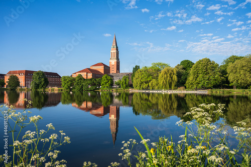 Im Zentrum Kiels die Parkanlage Hiroshimapark mit dem Teich Kleiner Kiel, dem Alten Rathaus und dem Opernhaus im Morgenlicht