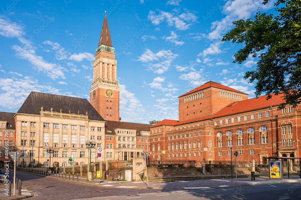 Obraz premium Kiel. Rathausplatz mit altem Rathaus und Opernhaus am frühen Morgen nach Sonnenaufgang