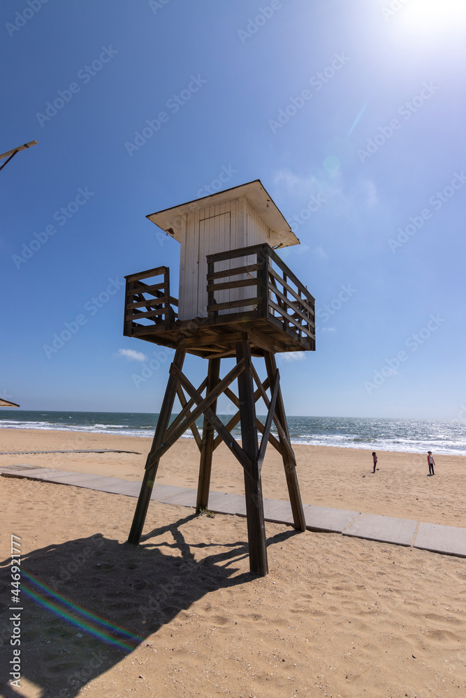 la torre de socorrista en la playa de Punta Umbria, Huelva, España.