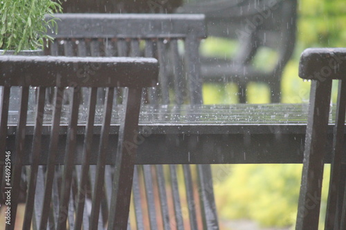 Gartenmöbel im Regen