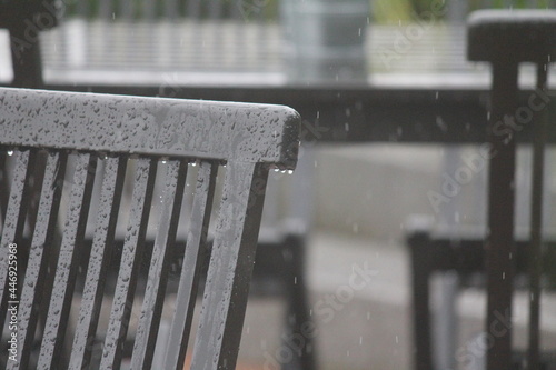 Gartenmöbel im Regen