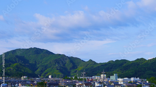街を見下ろす空と山 © YUYASONE