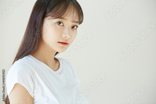 白いTシャツを着た若い女性のポートレート