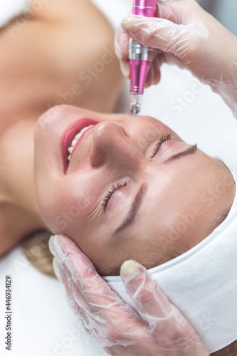 Obraz na płótnie Woman having facial treatment in beauty salon, closeup. Oxy derma therapy w salonie