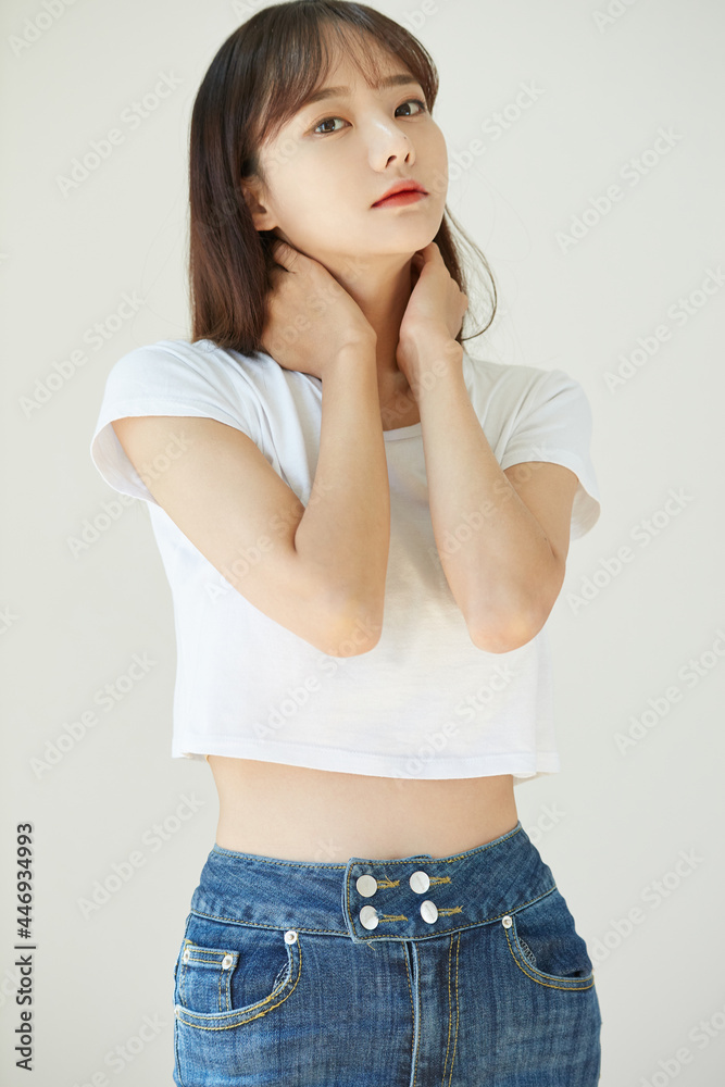 白いTシャツを着た若い女性のポートレート