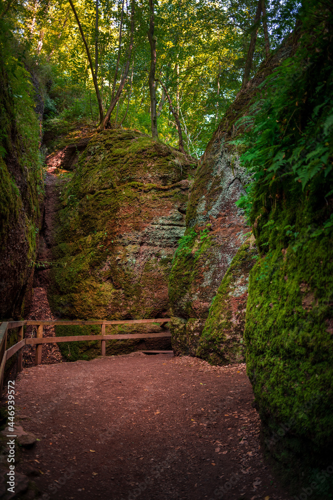 Sehr enge und schöne Wege in der Drachenschlucht Sehr enge und schöne Wege in der Drachenschlucht