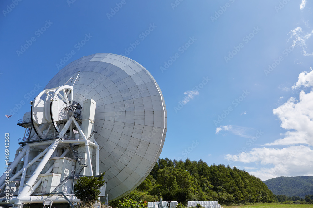 夏（8月）、45m電波望遠鏡を斜め後ろから見る 野辺山宇宙電波観測所 長野県 南牧村